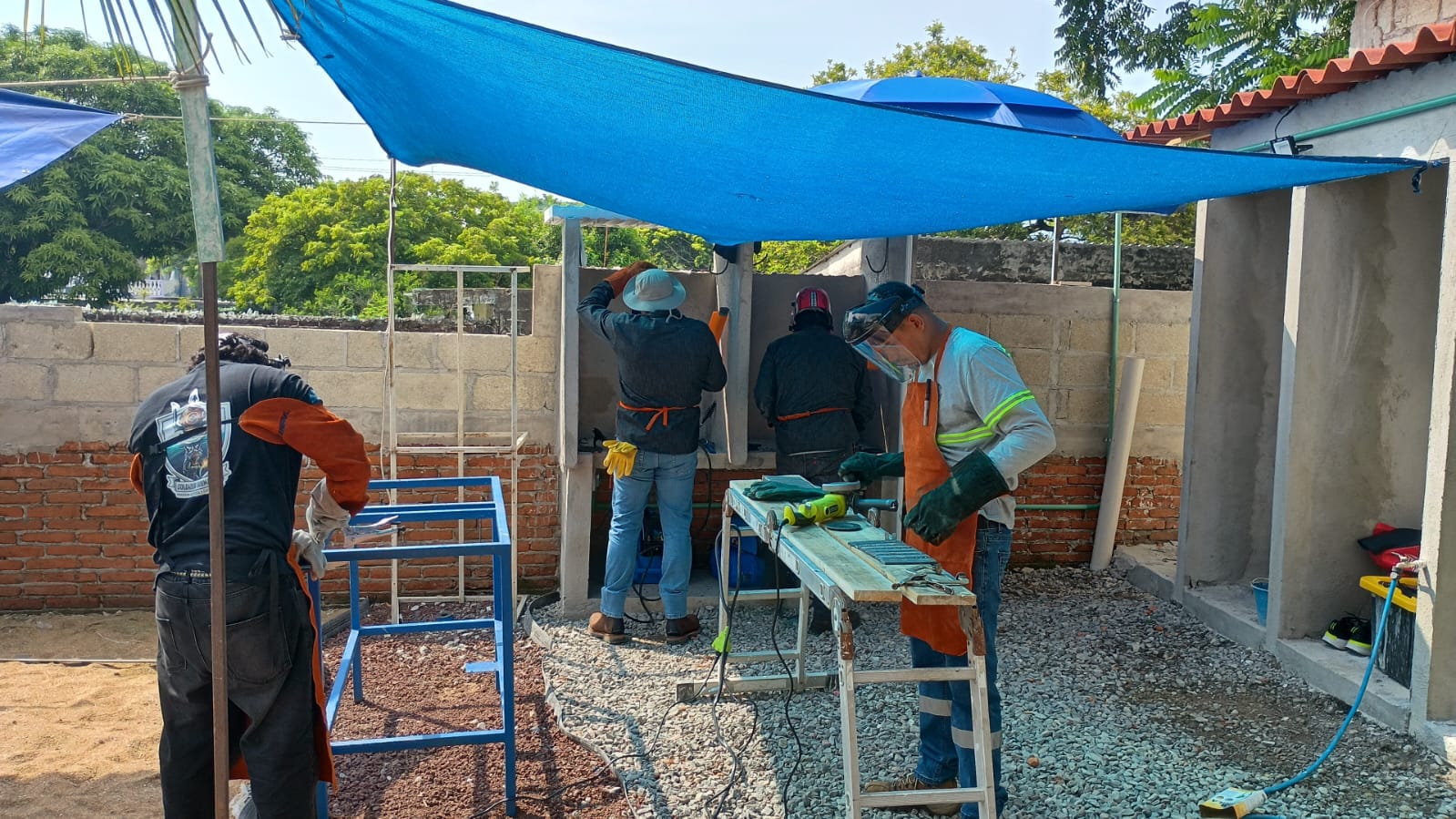 Alumnos soldando en las cabinas del taller de soldadura